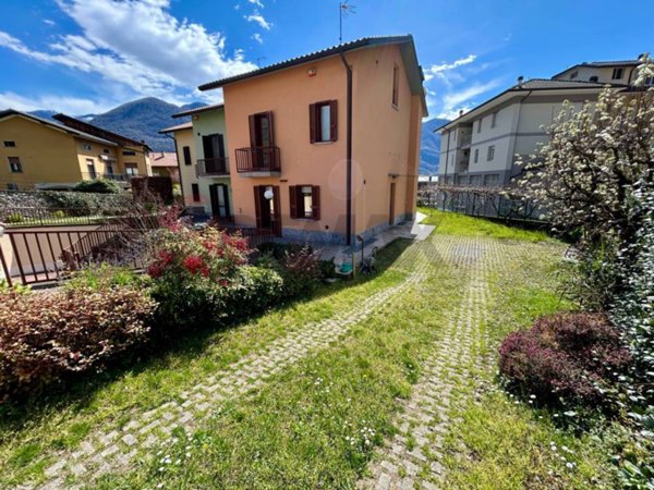 casa indipendente in vendita a Costa Volpino