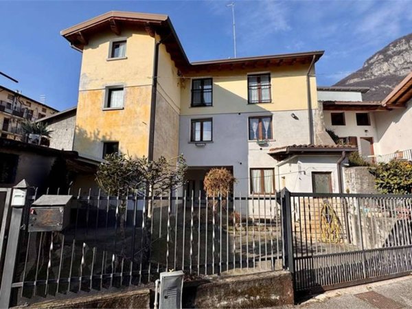 casa indipendente in vendita a Costa Volpino