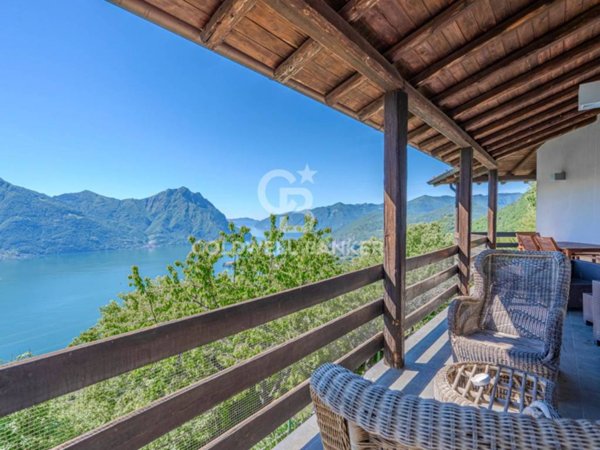 casa indipendente in vendita a Costa Volpino in zona Flaccanico