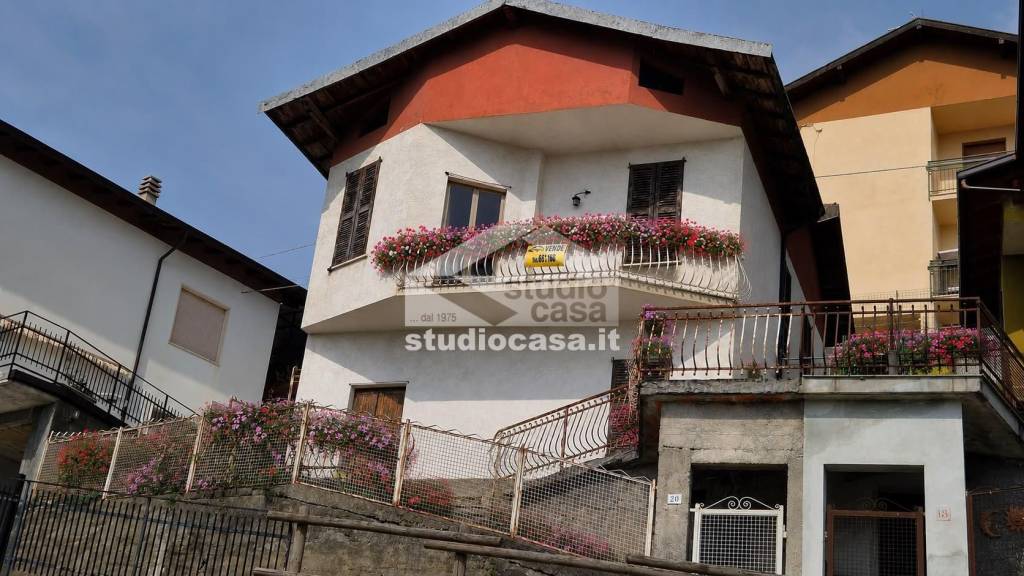casa indipendente in vendita a Costa Volpino in zona Ceratello