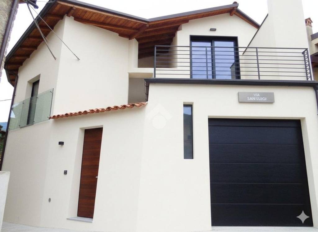 casa indipendente in vendita a Costa Volpino in zona Volpino