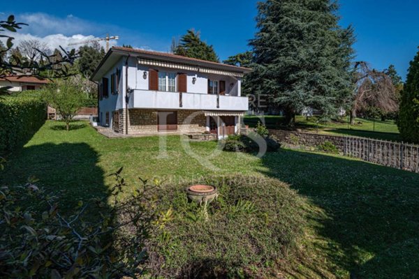 casa indipendente in vendita a Credaro in zona Castel Montecchio