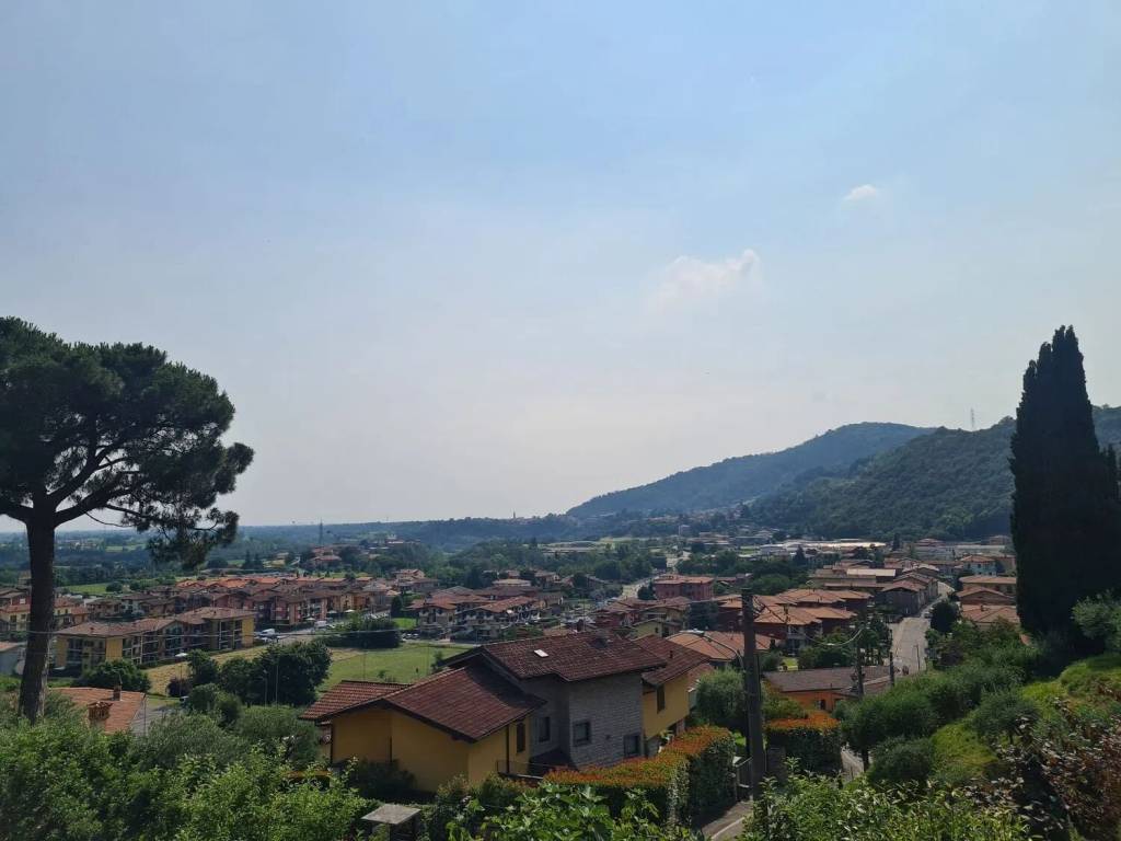 casa indipendente in vendita a Credaro in zona Castel Montecchio