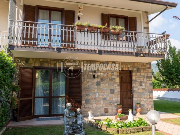 casa indipendente in vendita a Credaro in zona Castel Montecchio