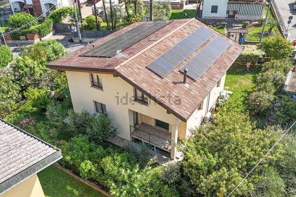 casa indipendente in vendita a Credaro in zona Castel Montecchio