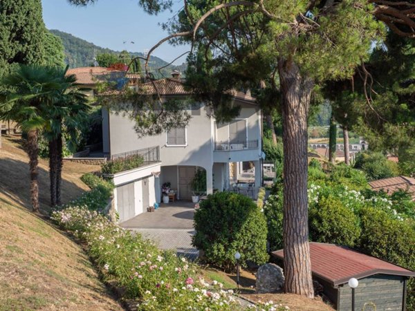 casa indipendente in vendita a Credaro in zona Castel Montecchio