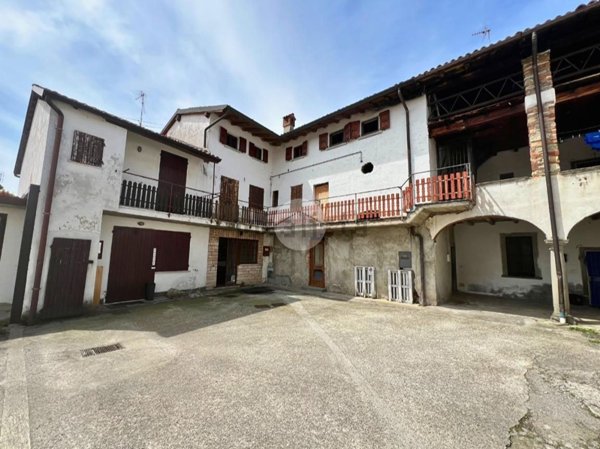 casa semindipendente in vendita a Credaro in zona Castel Montecchio
