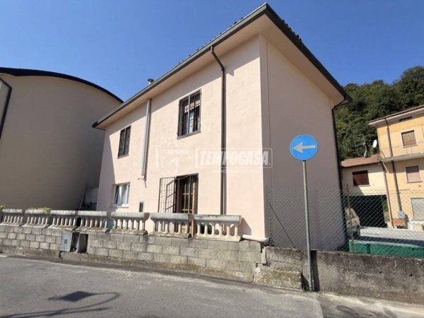 casa indipendente in vendita a Credaro in zona Castel Montecchio