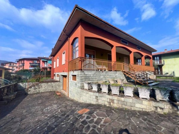 casa indipendente in vendita a Credaro in zona Castel Montecchio