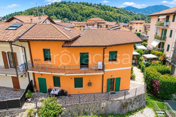 casa indipendente in vendita a Credaro in zona Castel Montecchio