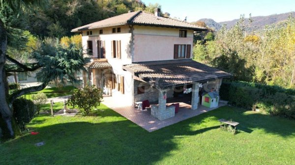 casa indipendente in vendita a Credaro in zona Castel Montecchio