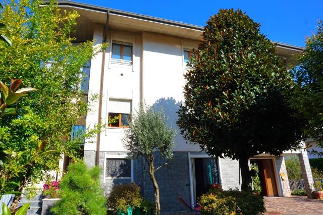 casa indipendente in vendita a Curno