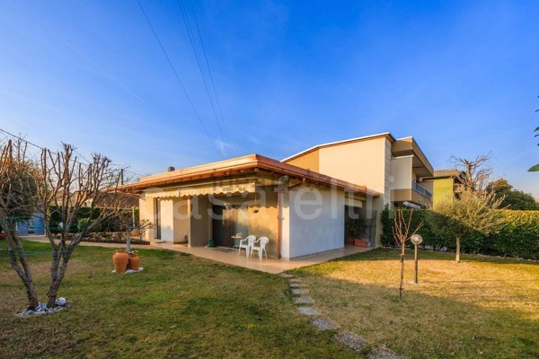 casa indipendente in vendita a Curno in zona Marigolda