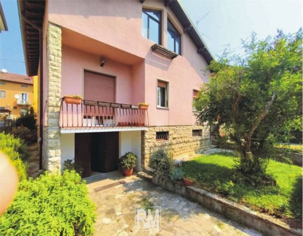 casa indipendente in vendita a Curno
