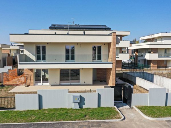 casa indipendente in vendita a Curno