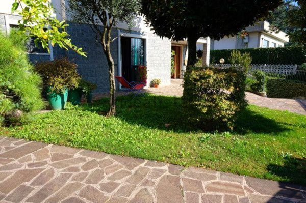 casa indipendente in vendita a Curno