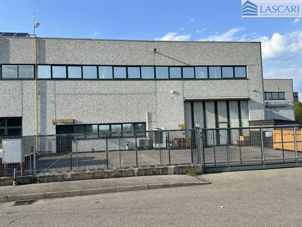 locale commerciale in vendita a Curno