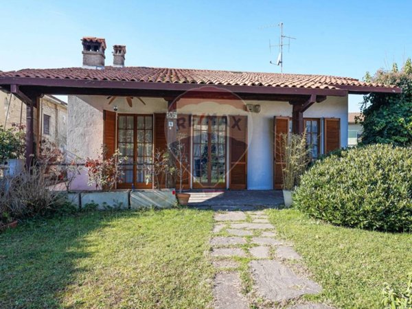casa indipendente in vendita a Curno in zona Marigolda