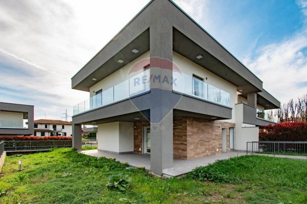 casa indipendente in vendita a Curno