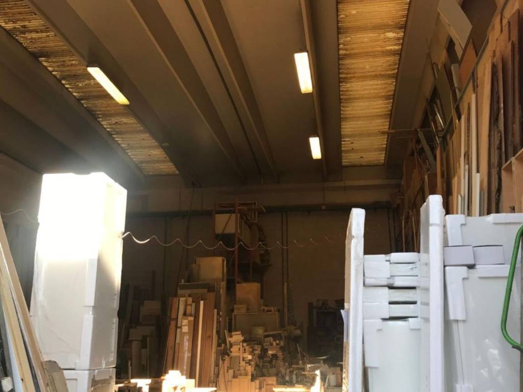 locale commerciale in vendita a Curno