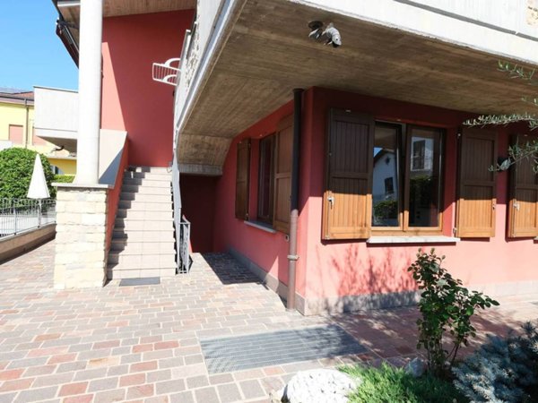 casa indipendente in vendita a Curno
