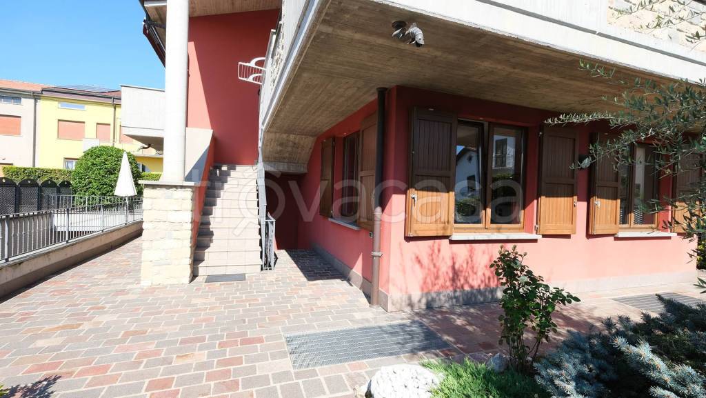 casa indipendente in vendita a Curno