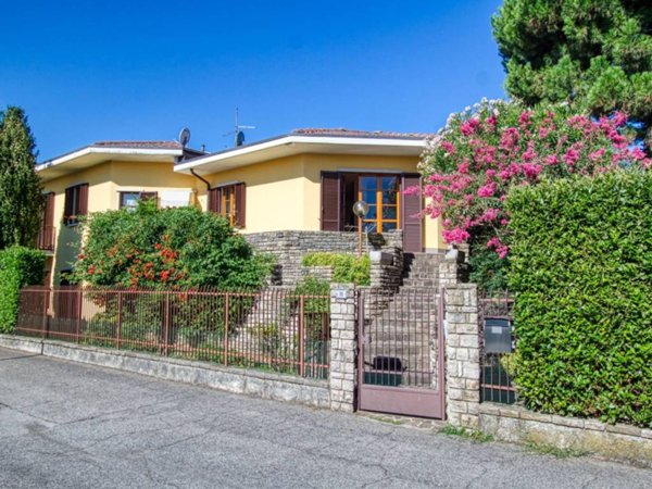 casa indipendente in vendita a Curno