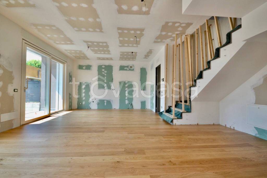 casa indipendente in vendita a Curno