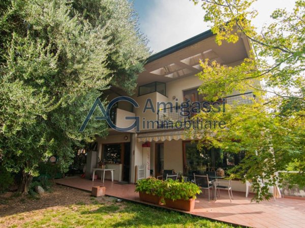 casa indipendente in vendita a Curno in zona Marigolda