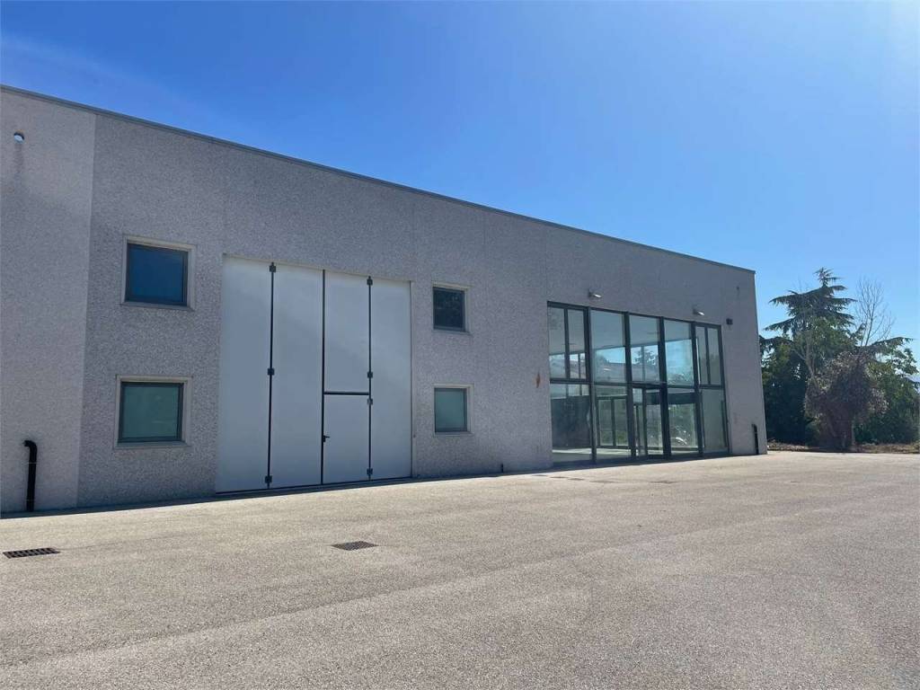 locale commerciale in vendita a Curno