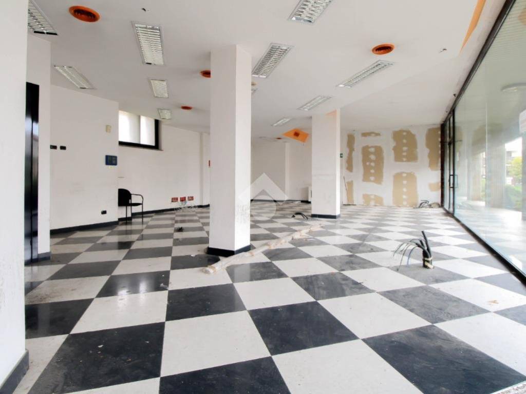 negozio in vendita a Curno