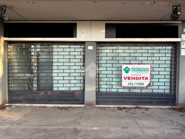 locale commerciale in vendita a Curno in zona Marigolda