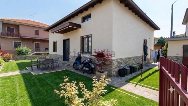 casa indipendente in vendita a Curno in zona Marigolda