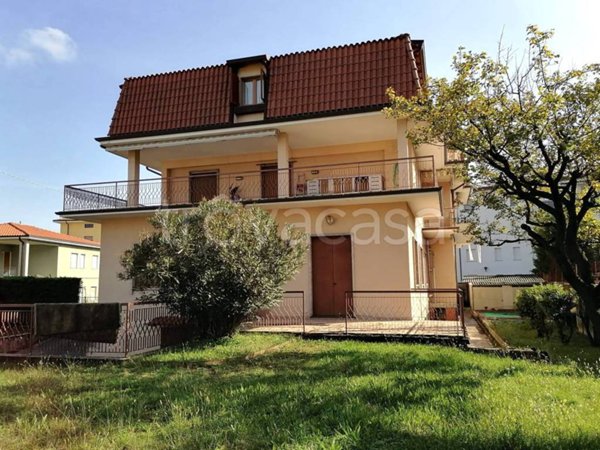 casa indipendente in vendita a Curno in zona Marigolda