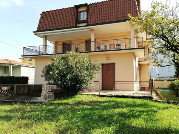intera palazzina in vendita a Curno in zona Marigolda