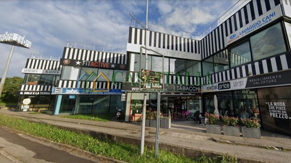 locale commerciale in vendita a Curno