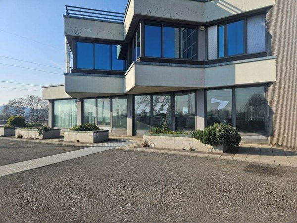 locale commerciale in vendita a Curno