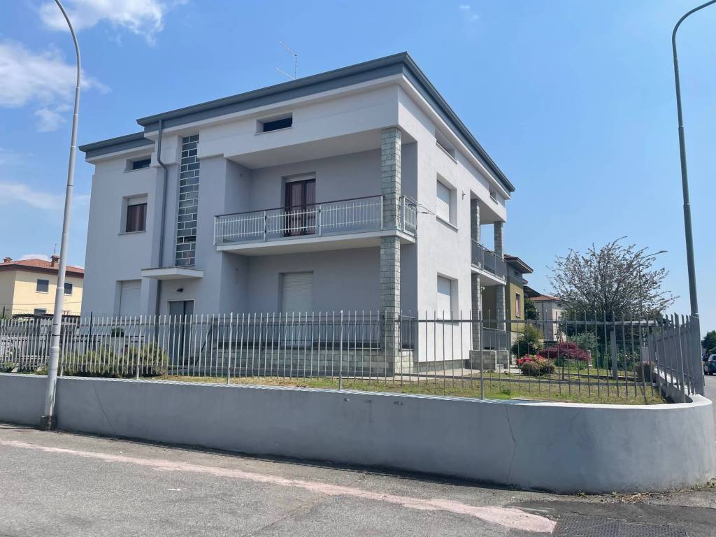 casa indipendente in vendita a Dalmine in zona Guzzanica