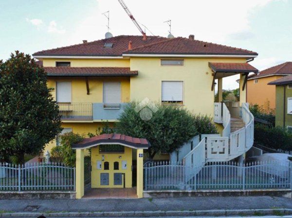 casa indipendente in vendita a Dalmine in zona Guzzanica