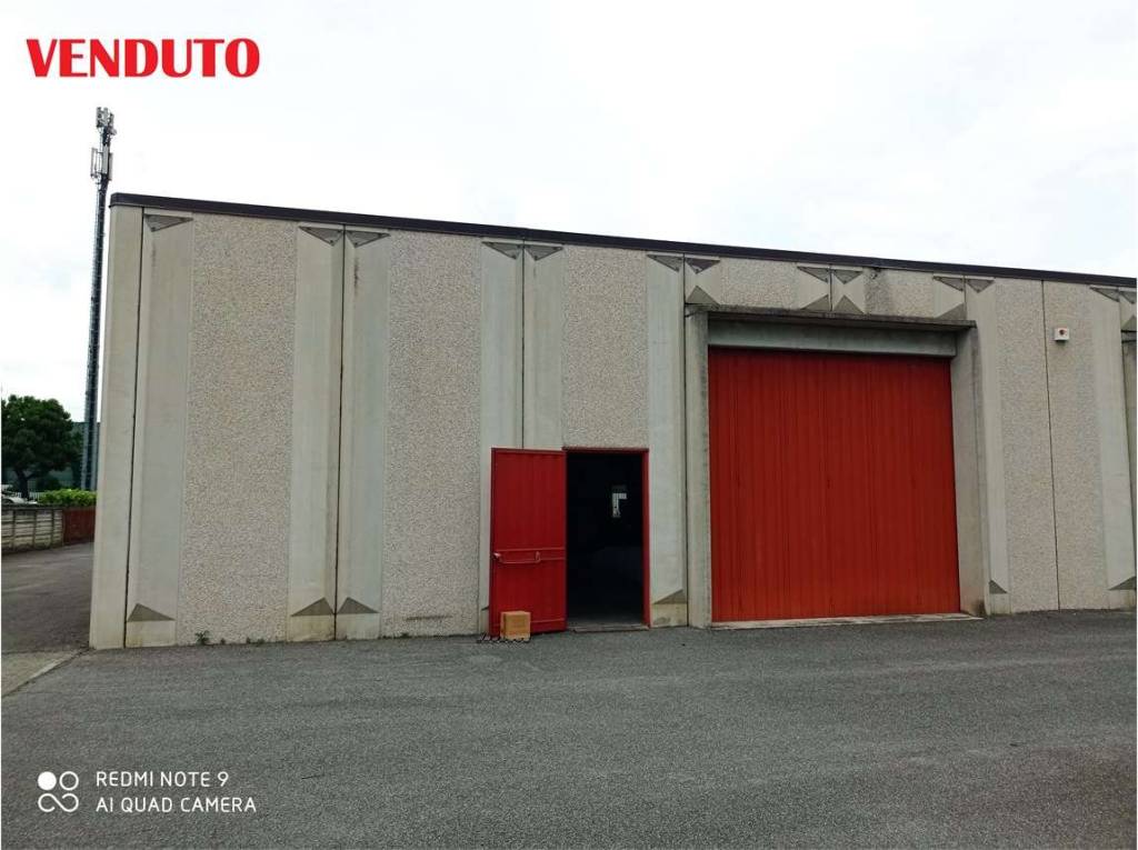 locale commerciale in vendita a Dalmine