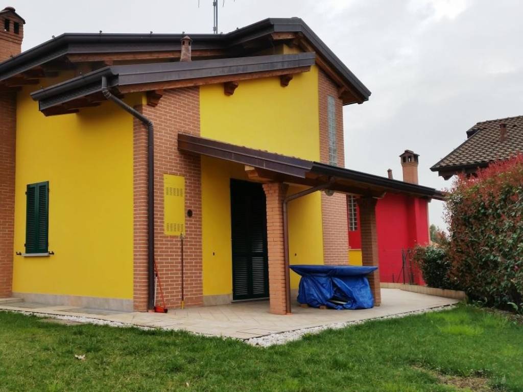 casa indipendente in vendita a Dalmine in zona Guzzanica