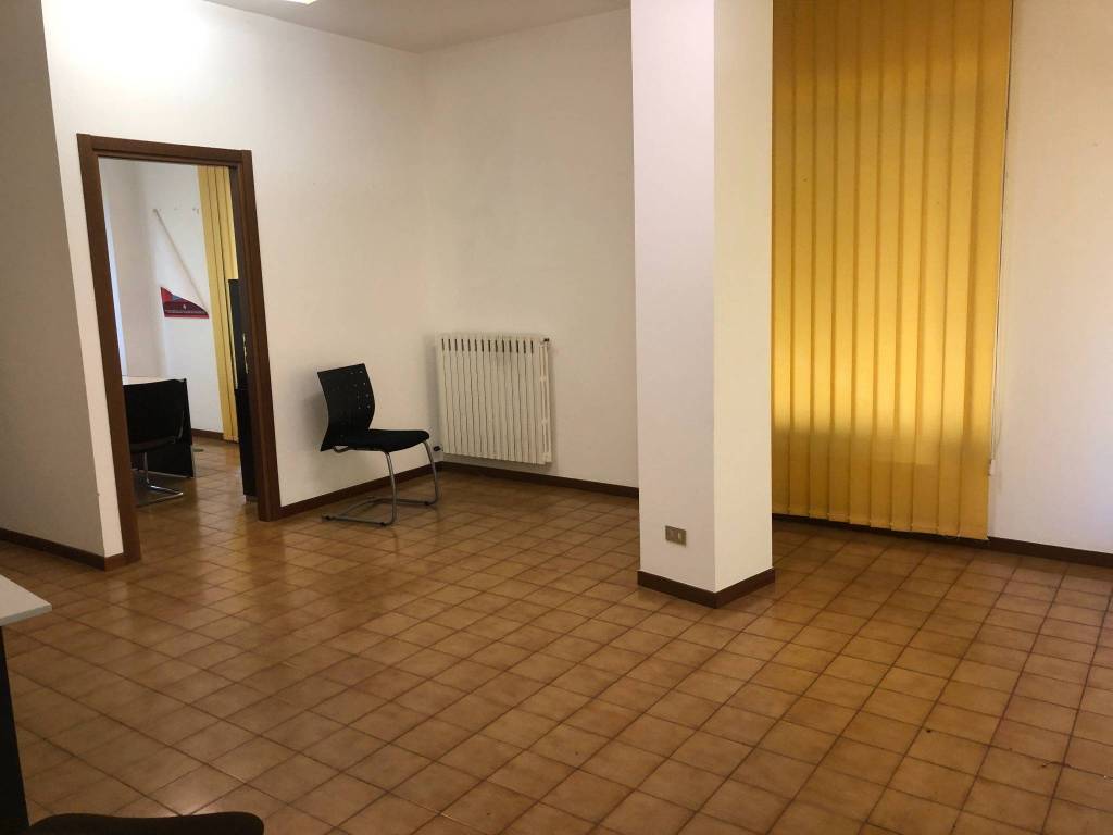 negozio in vendita a Dalmine