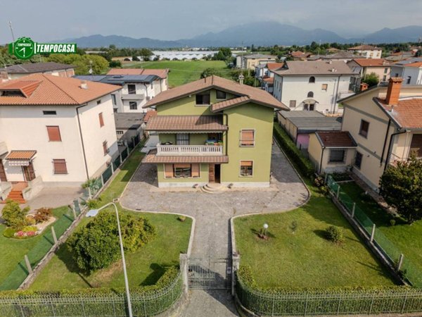casa indipendente in vendita a Dalmine in zona Guzzanica