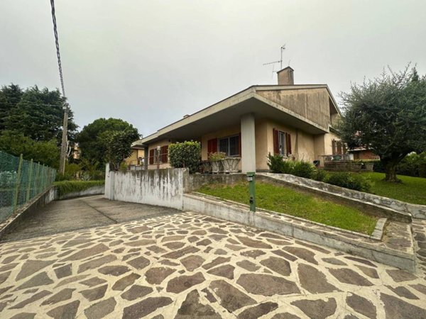 casa indipendente in vendita a Dalmine in zona Guzzanica