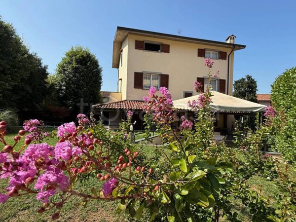 casa indipendente in vendita a Dalmine in zona Guzzanica