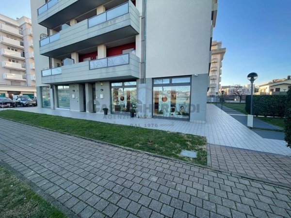 negozio in vendita a Dalmine