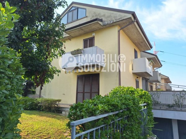 casa indipendente in vendita a Dalmine in zona Guzzanica