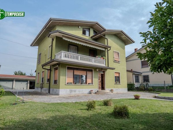 casa indipendente in vendita a Dalmine in zona Guzzanica