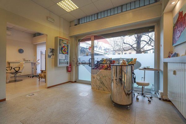 locale commerciale in vendita a Dalmine