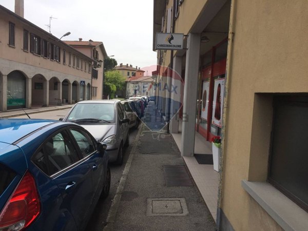 negozio in vendita a Dalmine in zona Guzzanica